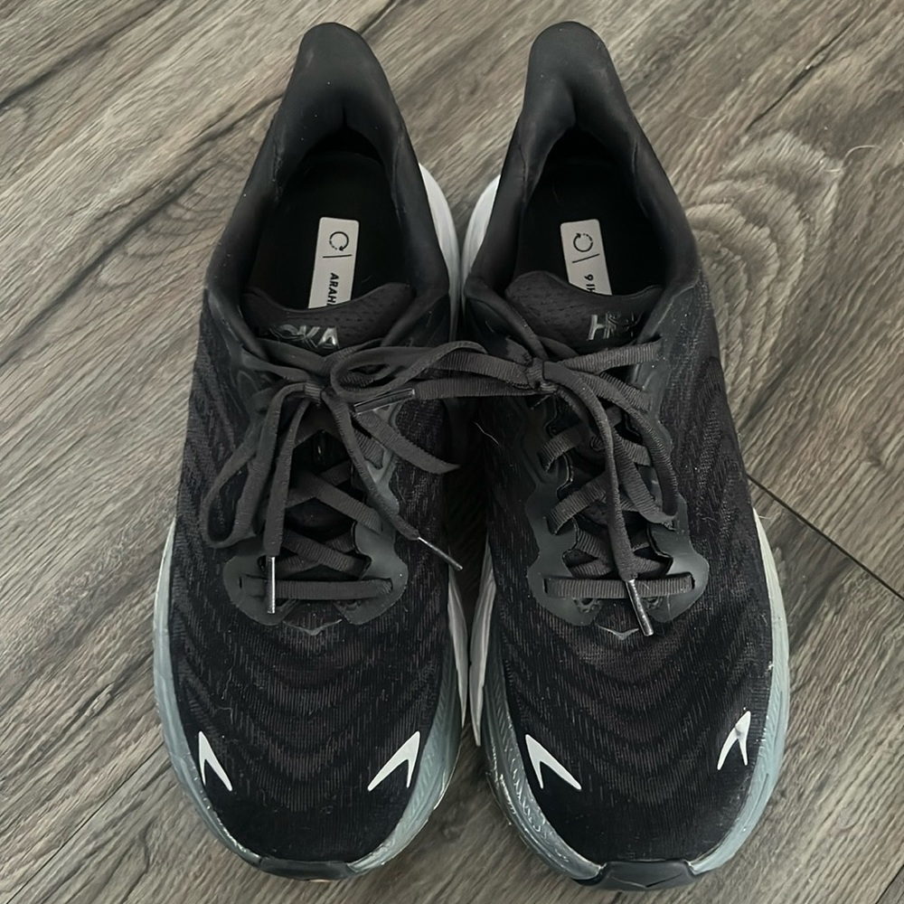 Hoka Arahi 6 running shoes